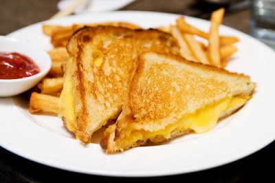Grilled cheese sandwich and French fries: チーズサンド焼きとポテト　