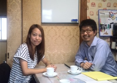 Annaさんと私、安田　伊藤氏の教室内でインタビュー